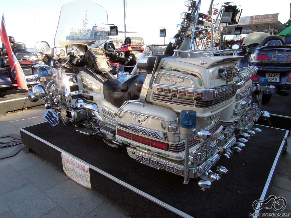 Paminklas Gold Wing'ui. Jalta, 2013.