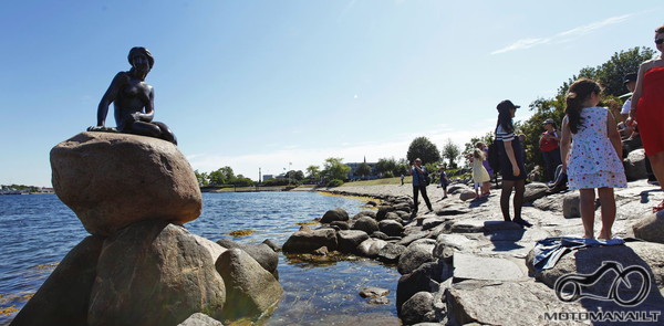 Turistais apkabinta undinė.