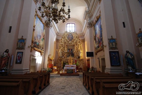 Bažnyčios vidus. Centrinis altorius kurį sukurė Dobriy Lytwyn