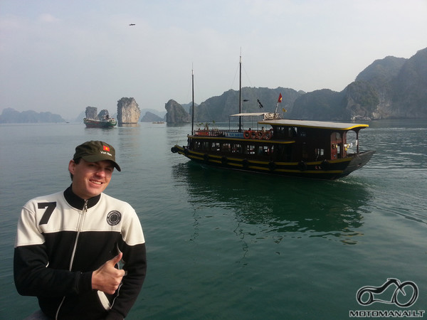 Ha long - kitas laivas su turistais