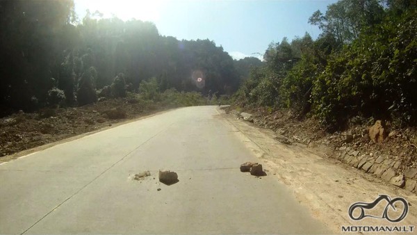 Tokie jau tie Vietnamo keliai, kad ir kaip gražu būtų aplinkui vistiek turi įdėmiai stebėti kelią, kitaip kelionė gali blogai baigtis :)
