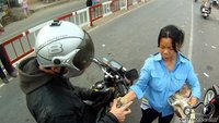 Įvažiavimas į keltą, moteriškė renka milijonus ir krauna į kibiriuką :) Kelionės ir poilsis Vietnamas - virš 3000 km. per šalį ant dviejų ratų. 1970 Įvažiavimas į keltą, moteriškė renka milijonus ir krauna į kibiriuką :)