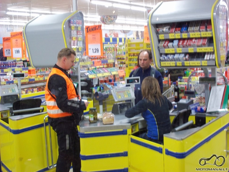 Jau sutemus užlėkėm į parduotuvę nusipirkt vakarienei užkandėlės, reik cementofkę padaryt.