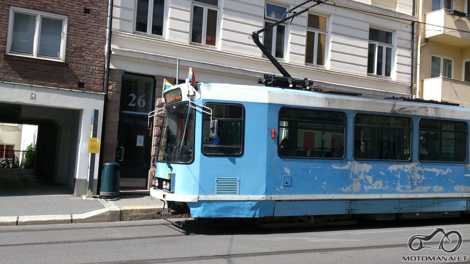 Tramvajus su visų spalvų vėliavėlėm