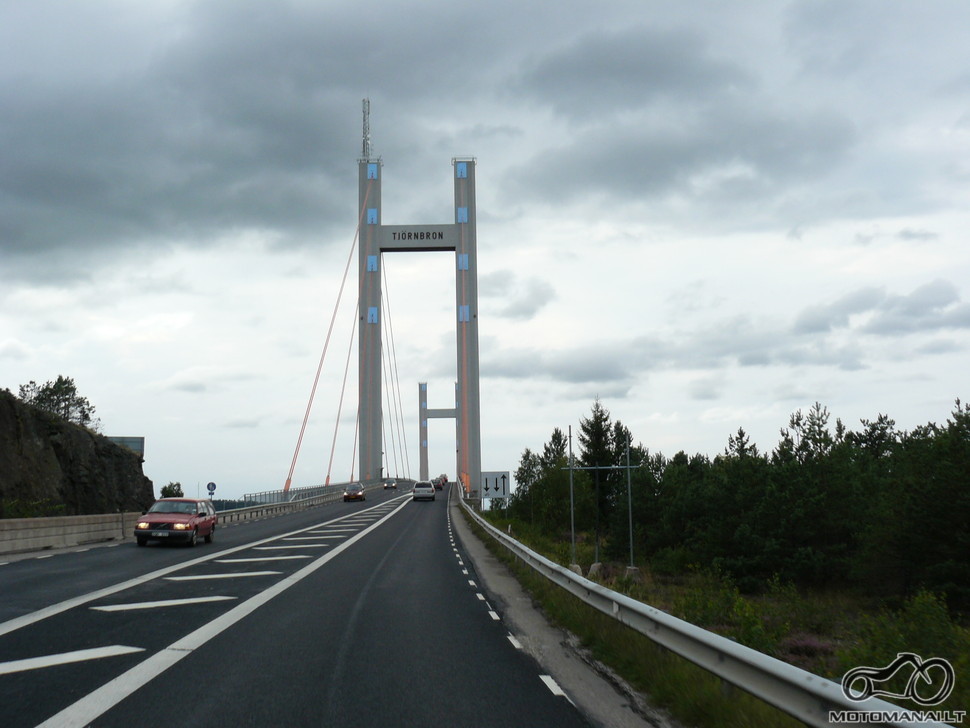 Salelės sujungtos tiltais.