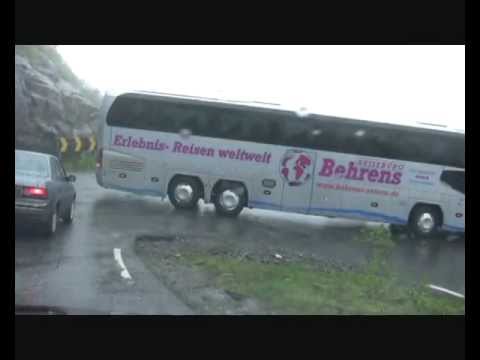 Stor buss ned Trollstigen.Large bus down Trollstigen.(The Troll Ladder)