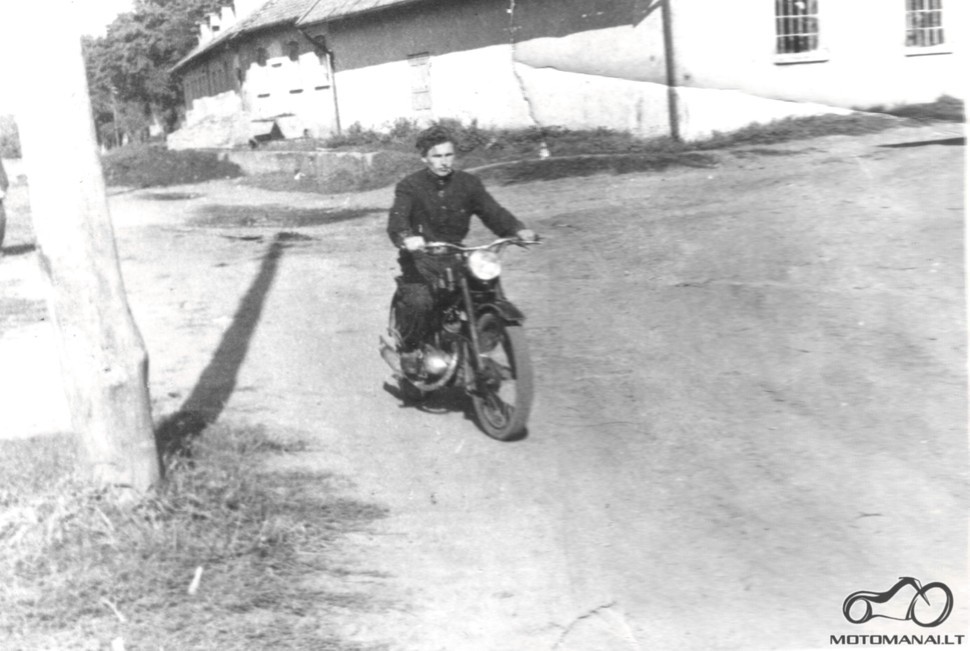 Juozas Jurkevičius su motociklu Iž 49 Kybartai apie 1970 metus