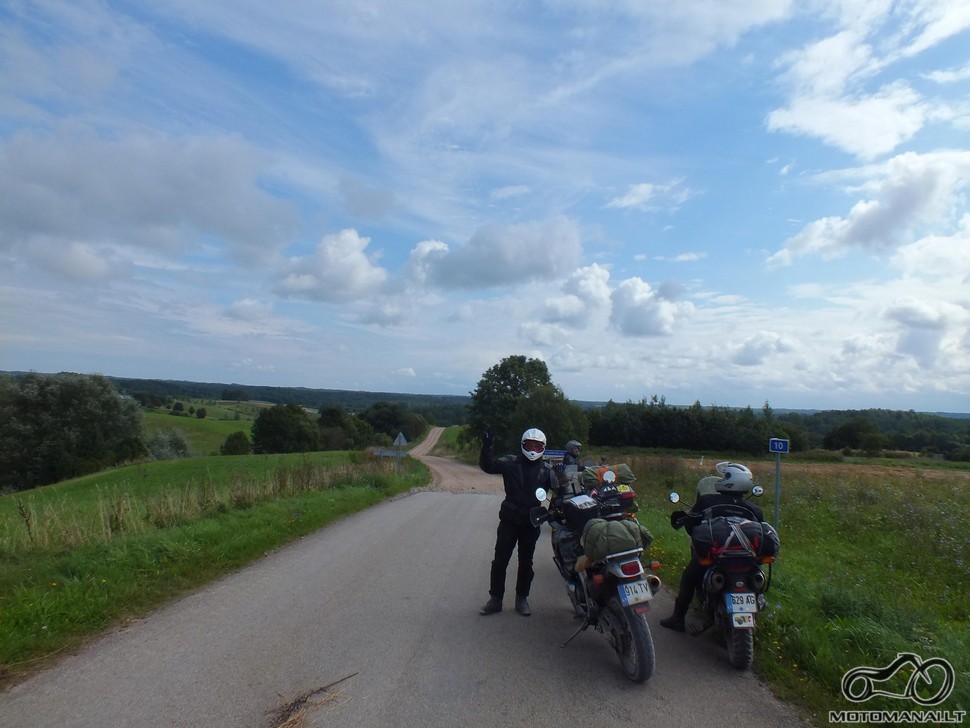 Kumpuoliai (Zarasų kraštas) ,pakeliui iš Obelių tiesiai į Stelmužės km.;