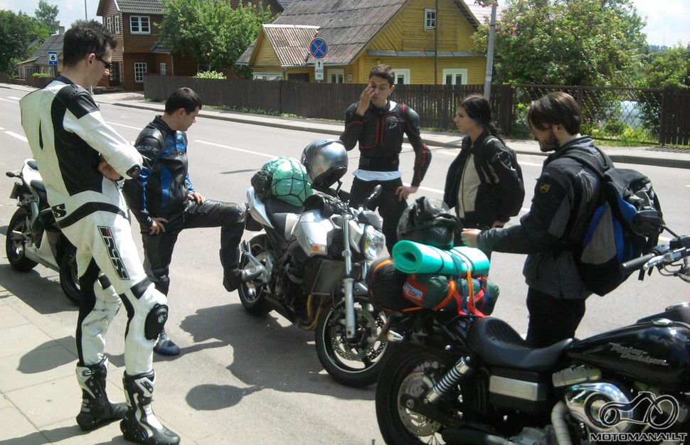 Atsisveikinimas prieš išsiskiriant ratukams.