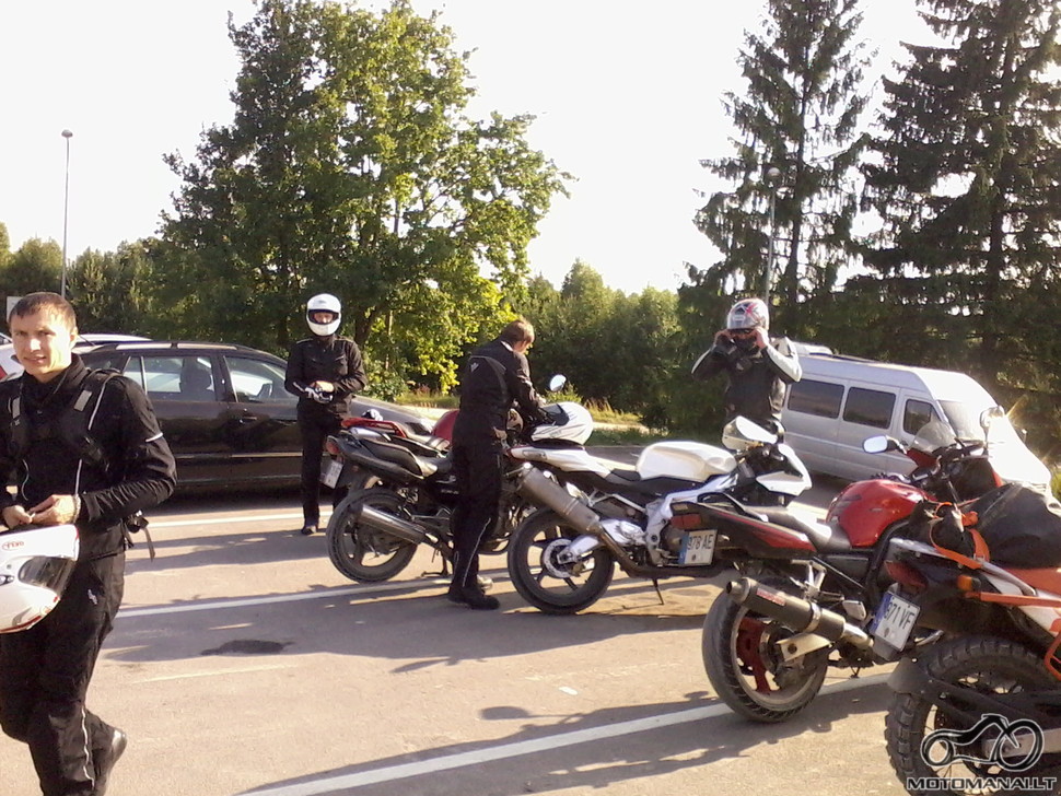 Sutartas susitikimas. Nuo pajūrio atvaro dar du motomanai ir šaunioji balastas.