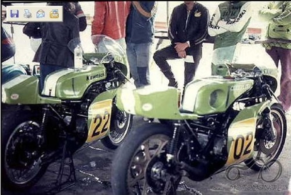 Atsakyta: Greg Hansford 1975 metais važiuoja su Kawasaki KR750