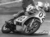 Atsakyta: Greg Hansford 1975 metais važiuoja su Kawasaki KR750