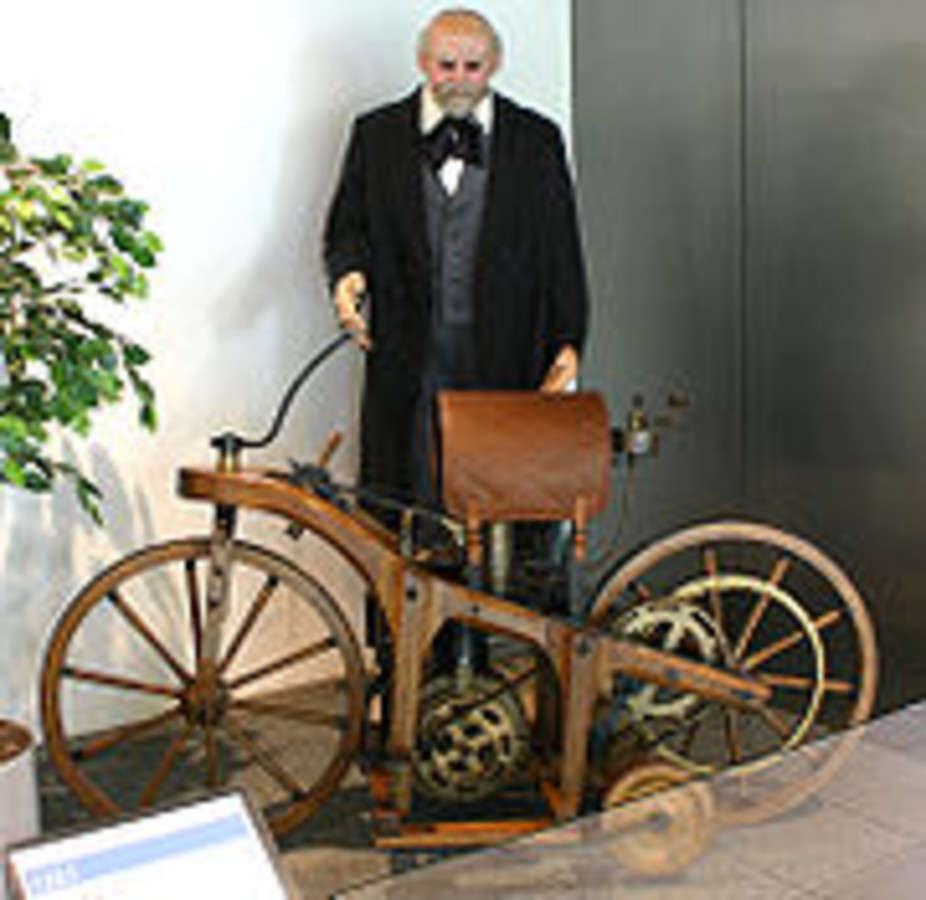 Atsakyta: 1885 Daimler Reitwagen