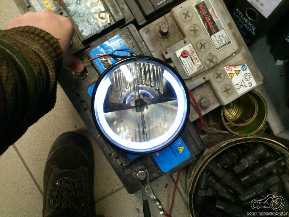 be blico prie dienos sviesos lempu apsvietimo