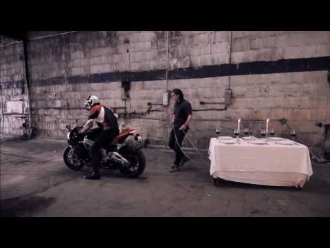 Aprilia RSV4: Tablecloth Trick - Motoroids.com