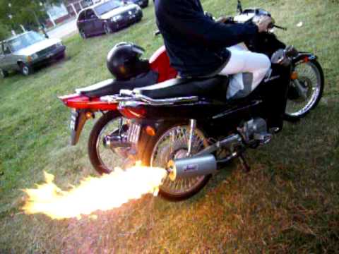 honda wave tirando fuego