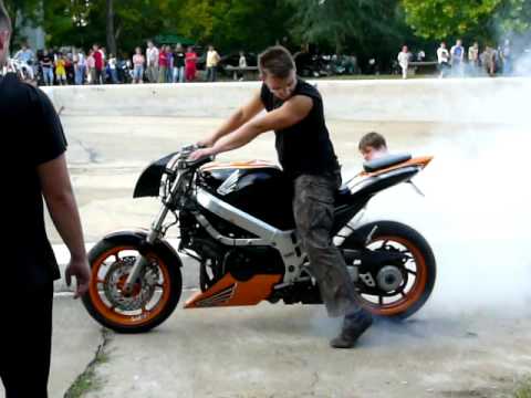 Honda VFR 750 streetfighter burnout