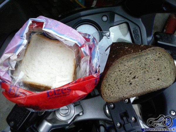 Ant motociklo padėta: juodos ir baltos duonos kepaliukai, prapjauti
