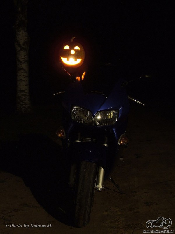 Motociklas ir Helovyno moliūgas