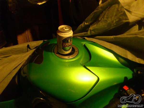 nealkoholinio alaus butelis ar skardinė ant motociklo bako (sauso įstatymo proga) :)