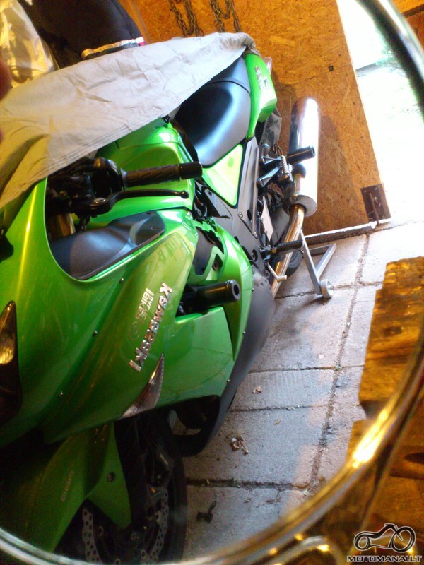 nuotraukoje turi būti veidrodis, o jame atsispindėti motociklas. Ne koks ratas, bakas, bet beveik visas motociklas.