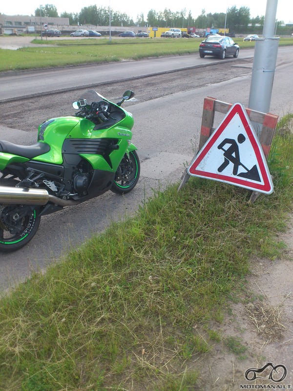 Motociklas prie kelio ženklo Nr.106 'Darbai kelyje'