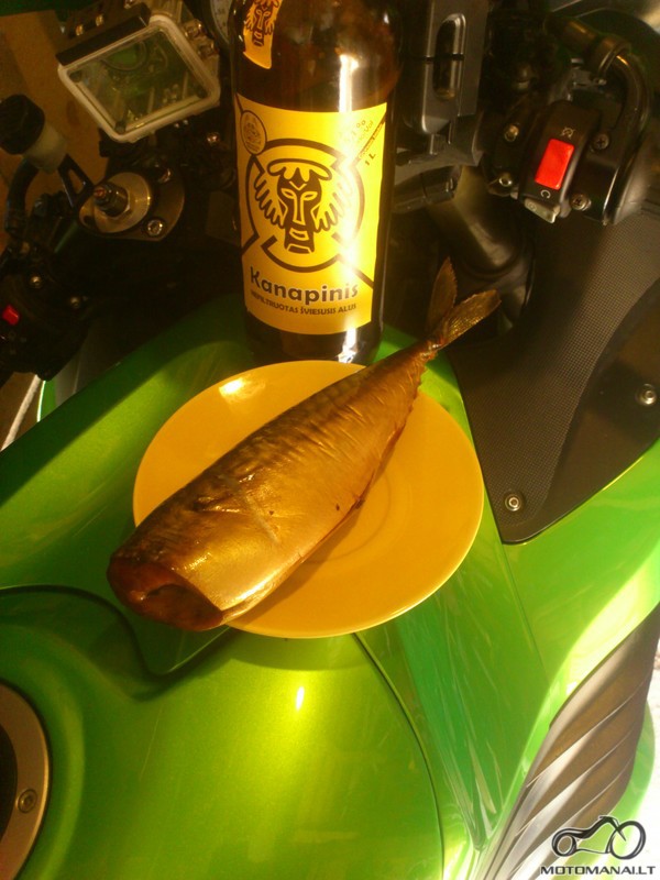 motociklas, alaus butelis ir rukyta zuvis
