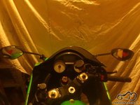 Ant abiejų motociklo veidrodėlių (stiklo pusės) raudonu lupdažiu nupieštos širdutės. Veidrodėliai savo vietoje ant motociklo, širdutės vidus užspalvintas irgi tuo pačiu lupdažiu Ne į temą ... Moto/Foto žaidimukas 1970 Ant abiejų motociklo veidrodėlių (stiklo pusės) raudonu lupdažiu nupieštos širdutės. Veidrodėliai savo vietoje ant motociklo, širdutės vidus užspalvintas irgi tuo pačiu lupdažiu
