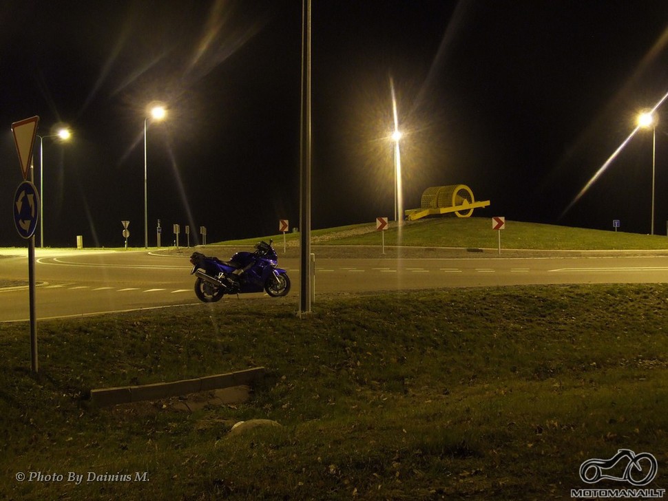 Motocilas ir fone žiedinė sankryža