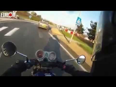 Un motard se venge sur une voiture qui le frole d'un peu trop près