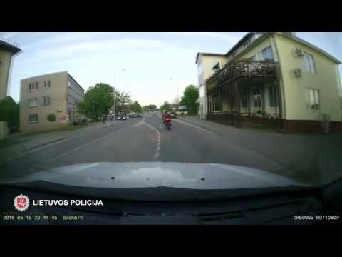 Motociklu nuo policijos sprukęs vaikinas kelionę baigė griovyje