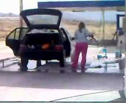Lavaggio interni auto...al femminile (stupid woman carwash)
