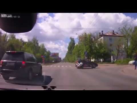 Biker decides to run 'Red' light (DashCam)