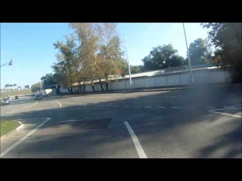Машина подрезает мотоциклиста на пустой дороге ДТП